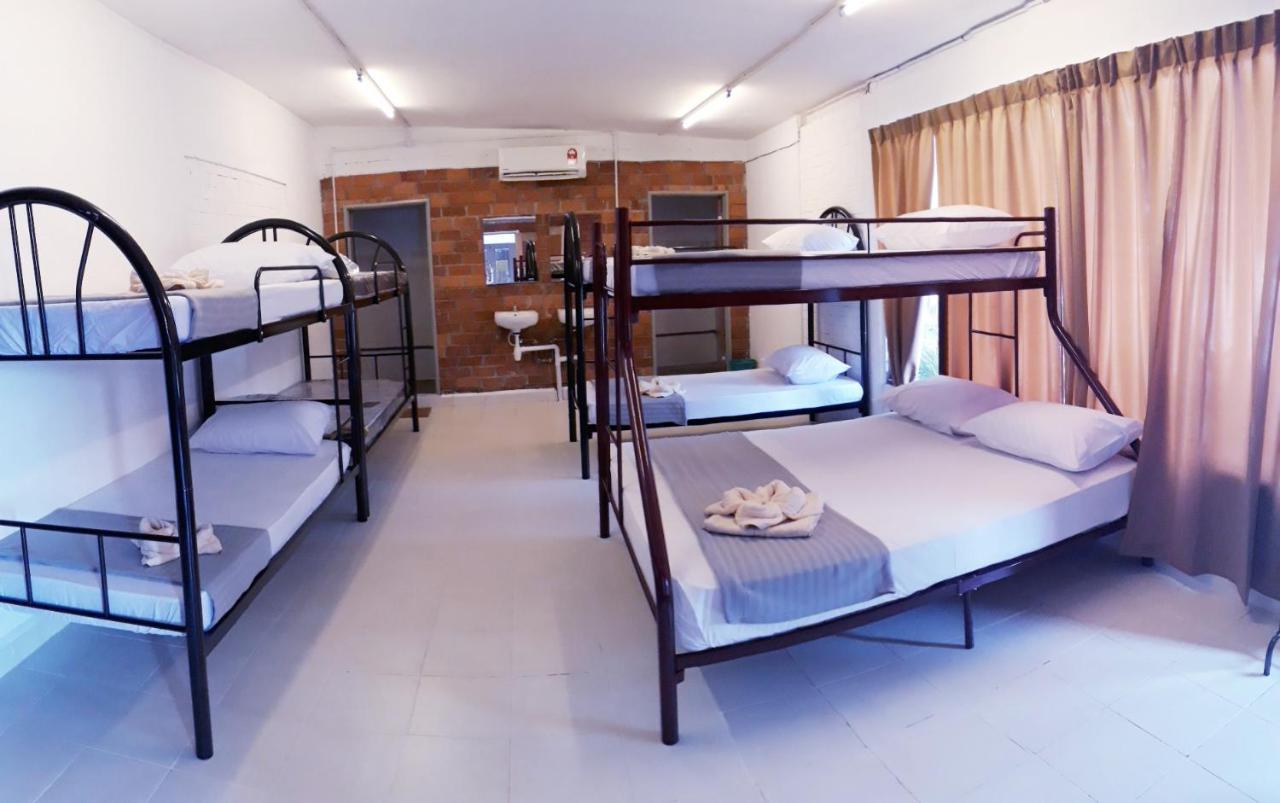 Dorm Master Hostel Padang Mat Sirat Kültér fotó