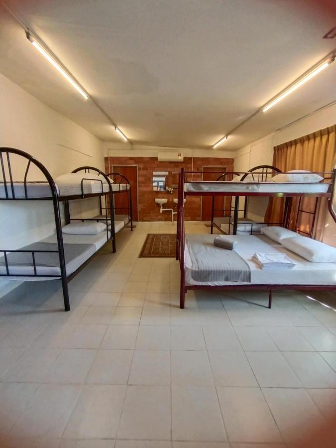 Dorm Master Hostel Padang Mat Sirat Kültér fotó